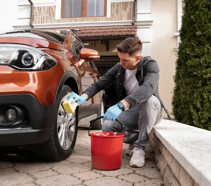 Lavage auto à domicile Buis-les-Baronnies : professionnel intervenant sur un véhicule